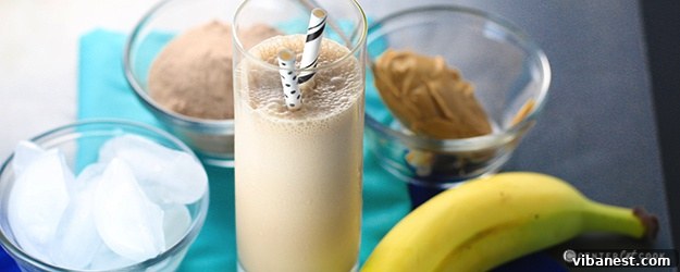Delicious and healthy chocolate peanut butter smoothie in a glass with a straw, garnished with a drizzle of peanut butter and chocolate chips, perfect for breakfast or a snack