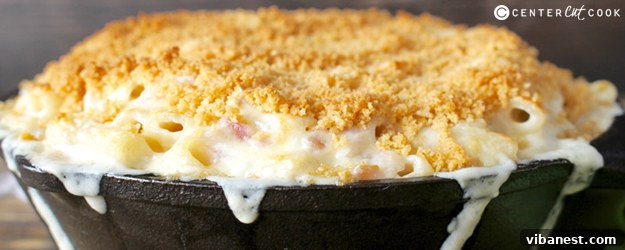 jalapeno-popper-mac-and-cheese-1.jpg A serving of creamy Jalapeño Popper Mac and Cheese in a bowl, ready to be enjoyed.