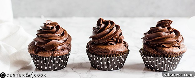 Decadent Chocolate Cheesecake Cupcakes with a Rich Filling and Frosting