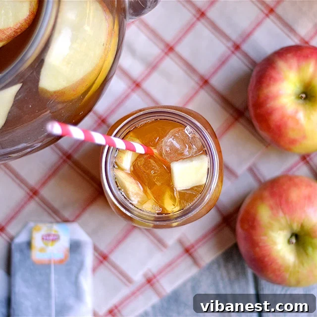 apple-cider-iced-tea-3.jpg apple cider iced tea with apple slices and cinnamon