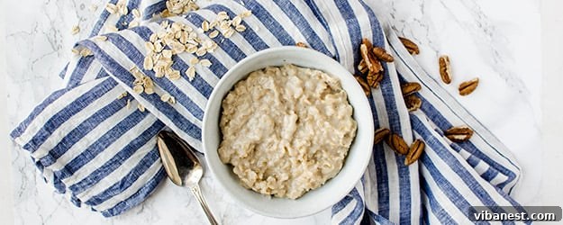 how-to-make-oatmeal-perfectly A beautifully garnished bowl of oatmeal with fresh berries, nuts, and a drizzle of honey.