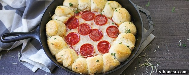 Delicious Garlic Bread Pizza Dip in a skillet