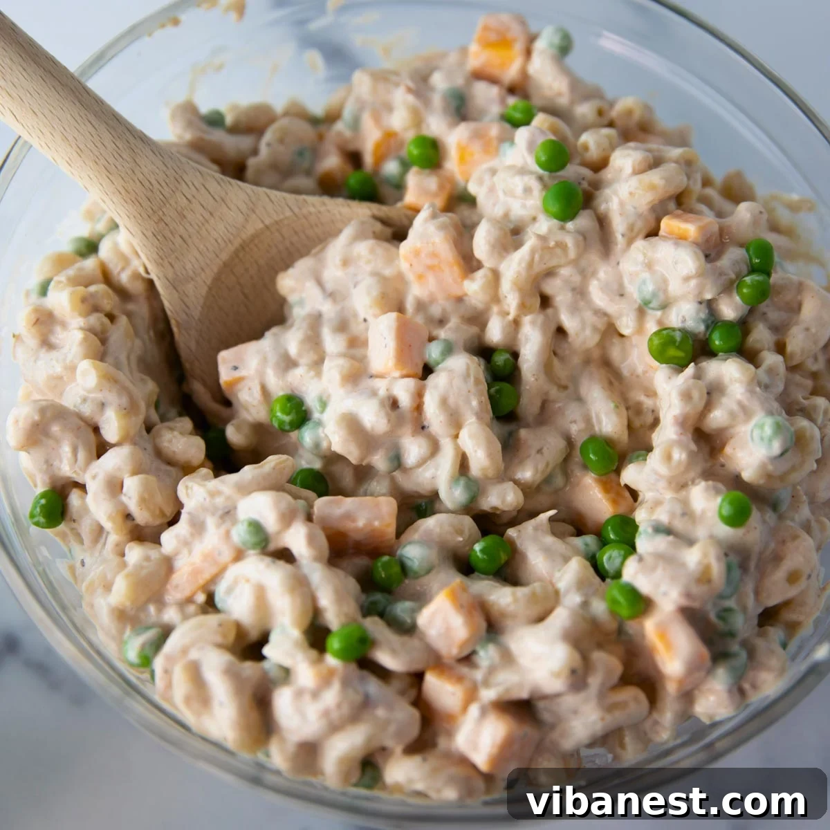 Quick Creamy Tuna Macaroni Salad 2 A vibrant bowl of Easy Tuna Macaroni Salad with peas and cheddar, ready to be served cold.