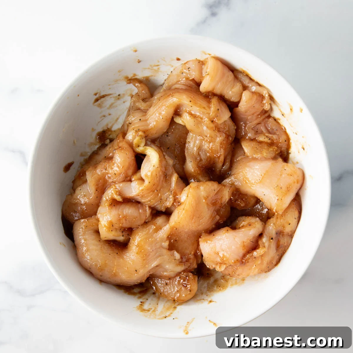 Crispy Air Fryer BBQ Chicken Strips 6 Air fryer sepeti barbekü tavuk parçacıklarıyla dolu