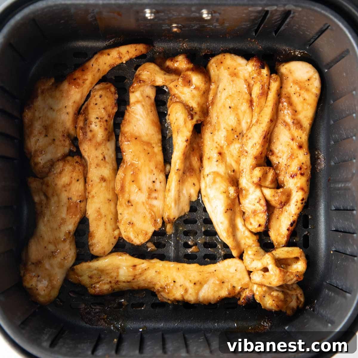 Crispy Air Fryer BBQ Chicken Strips 7 Sepet içinde mükemmel pişmiş air fryer barbekü tavuk parçacıkları.